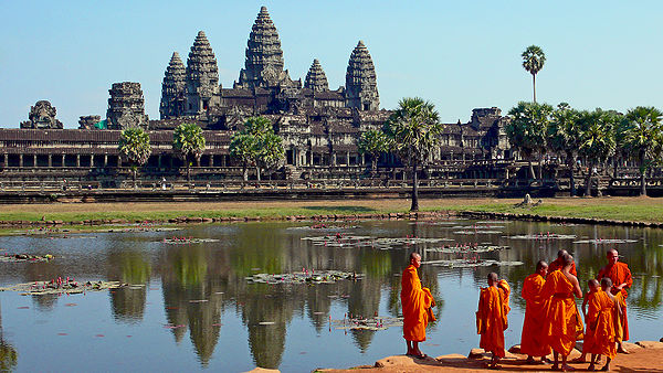 600px-Buddhist_monks_in_front_of_the_Angkor_Wat